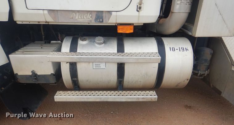 image for item DI0290 2008 Mack CHU613  semi truck