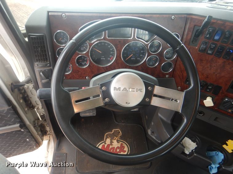 image for item DI0290 2008 Mack CHU613  semi truck