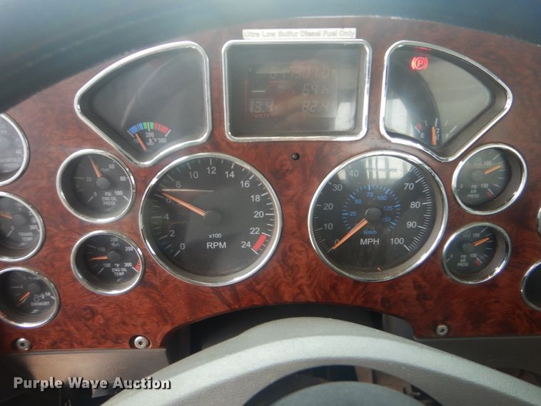 image for item DI0290 2008 Mack CHU613  semi truck