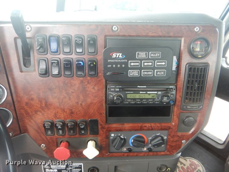 image for item DI0290 2008 Mack CHU613  semi truck