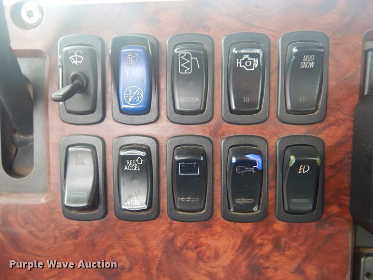 image for item DI0290 2008 Mack CHU613  semi truck