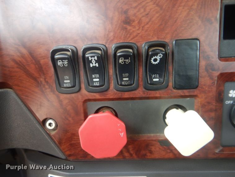 image for item DI0290 2008 Mack CHU613  semi truck