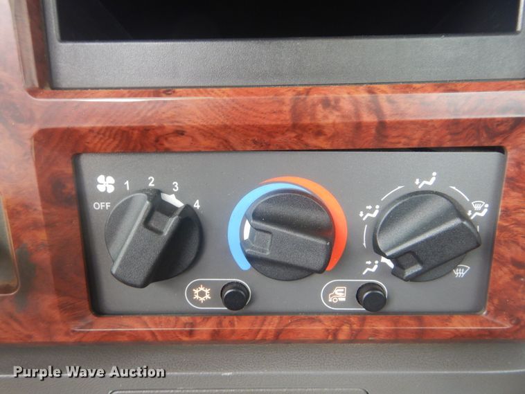 image for item DI0290 2008 Mack CHU613  semi truck