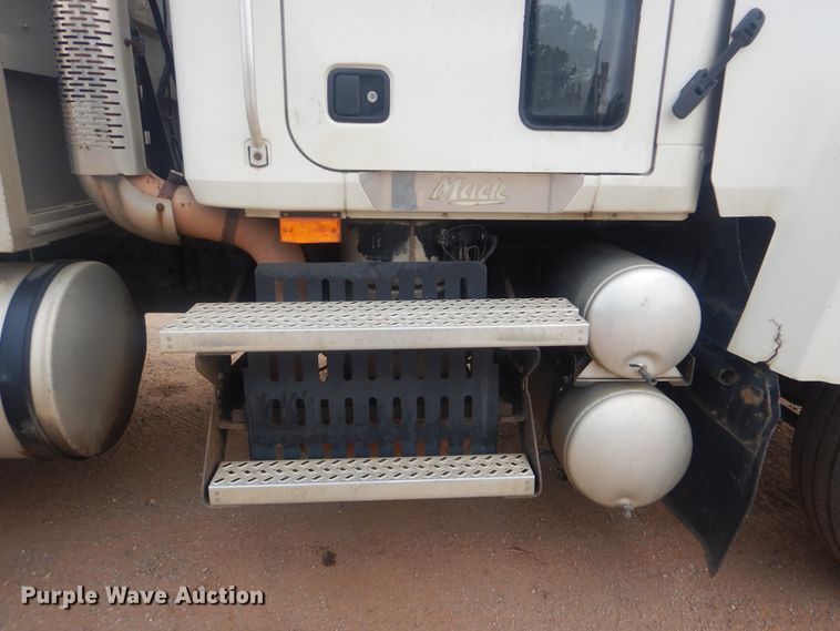 image for item DI0290 2008 Mack CHU613  semi truck