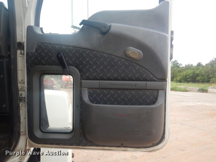 image for item DI0290 2008 Mack CHU613  semi truck