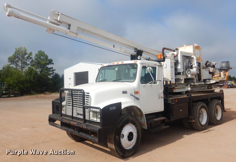 image for item DI0291 1999 International 4900  pressure digger truck