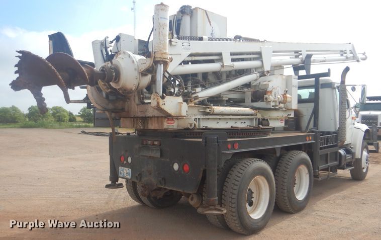 image for item DI0291 1999 International 4900  pressure digger truck