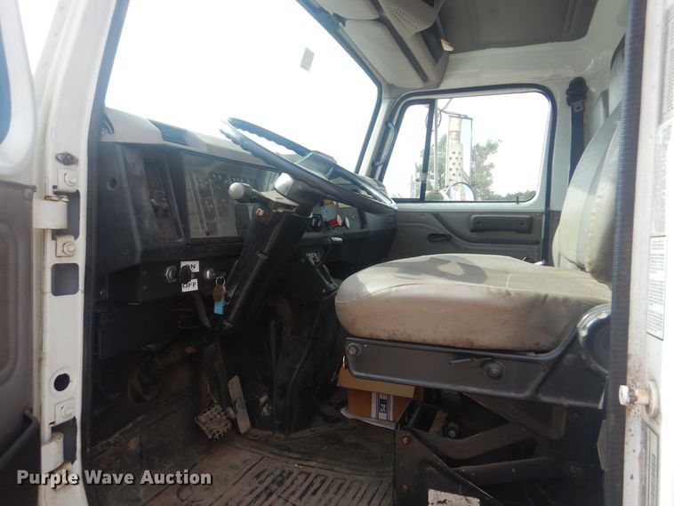 image for item DI0291 1999 International 4900  pressure digger truck