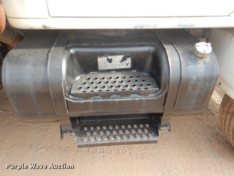 image for item DI0291 1999 International 4900  pressure digger truck