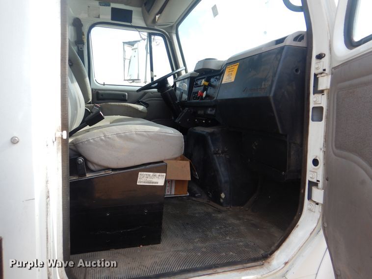 image for item DI0291 1999 International 4900  pressure digger truck