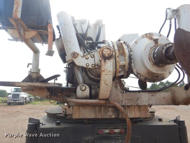 image for item DI0291 1999 International 4900  pressure digger truck