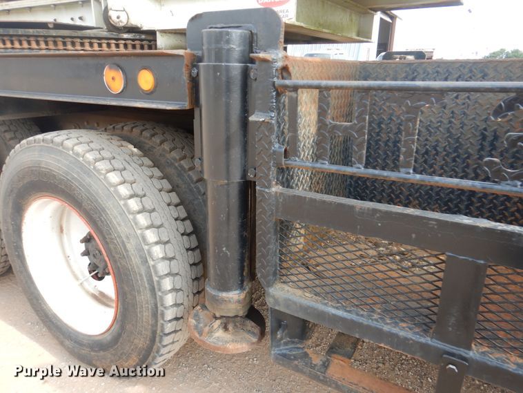 image for item DI0291 1999 International 4900  pressure digger truck