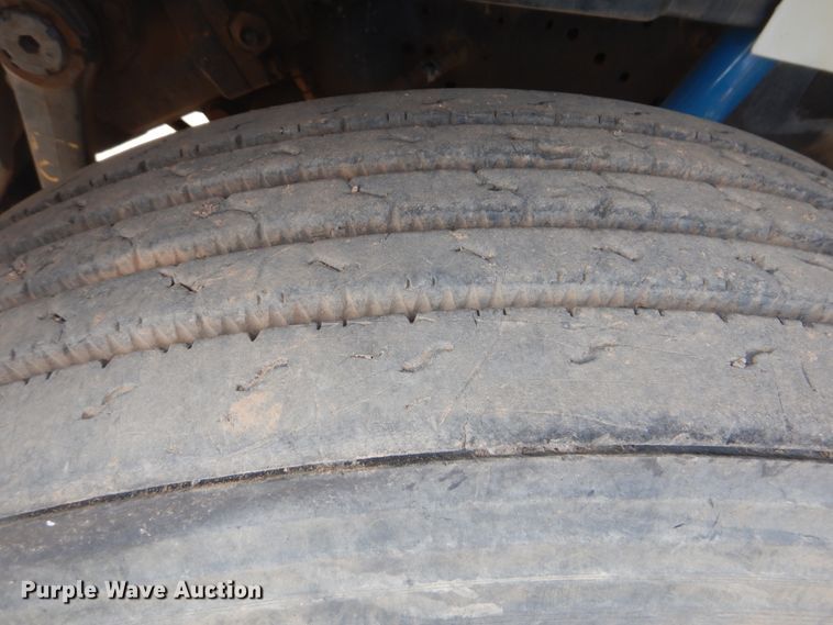 image for item DI0291 1999 International 4900  pressure digger truck