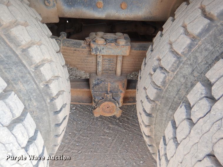 image for item DI0291 1999 International 4900  pressure digger truck