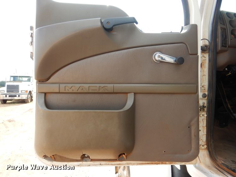 image for item DI0292 2007 Mack CHN613 dump truck