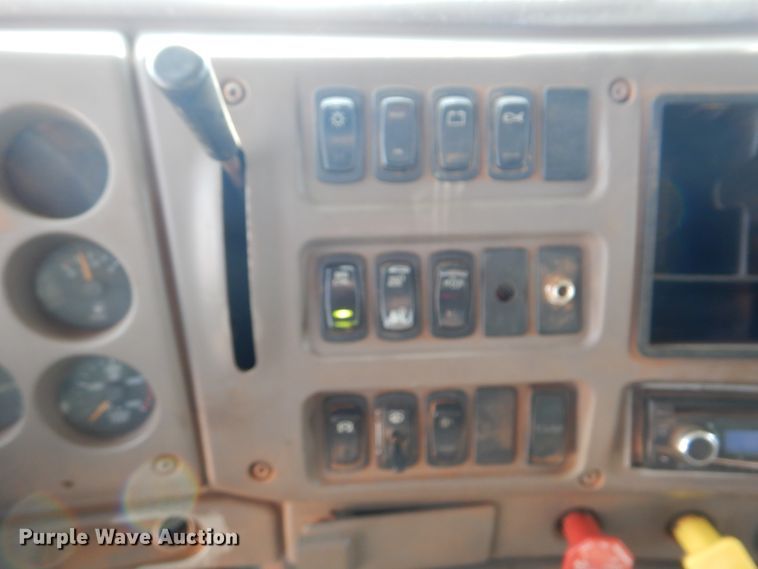 image for item DI0292 2007 Mack CHN613 dump truck