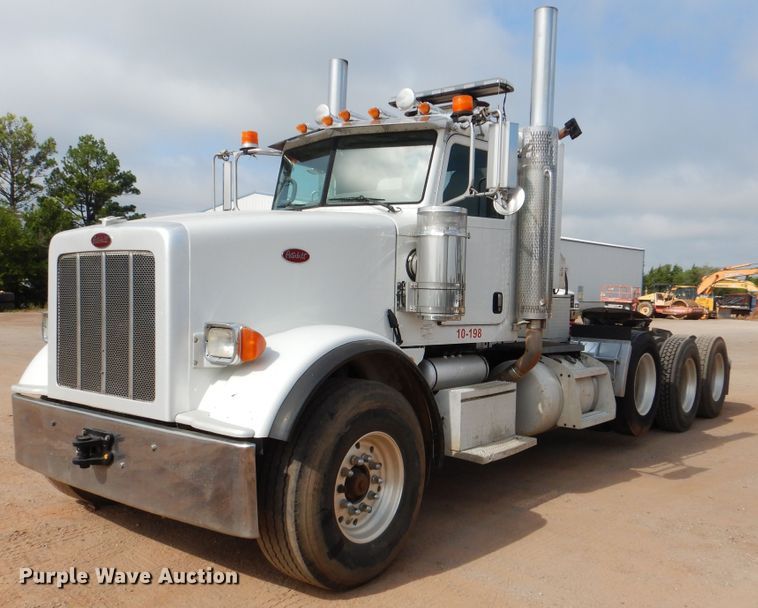 image for item DI0293 2010 Peterbilt 367  semi truck