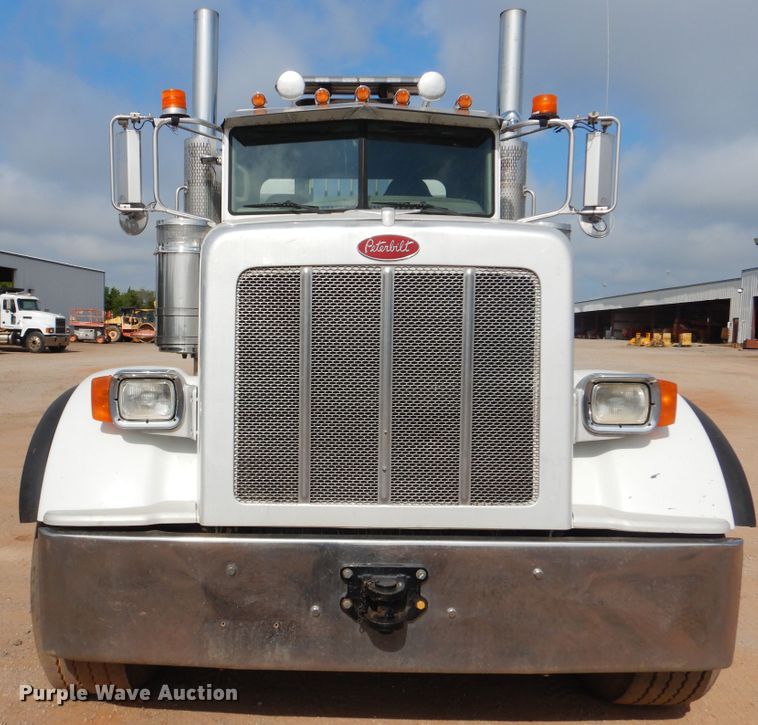 image for item DI0293 2010 Peterbilt 367  semi truck