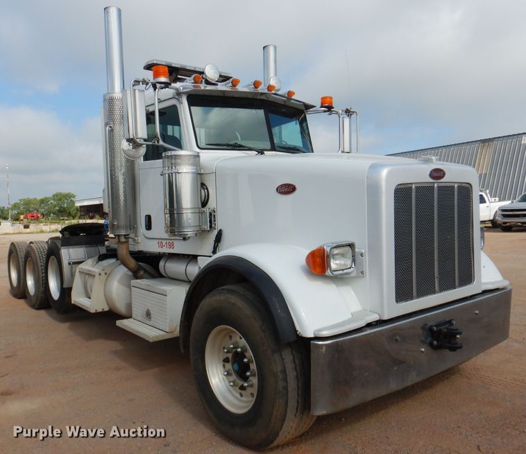 image for item DI0293 2010 Peterbilt 367  semi truck