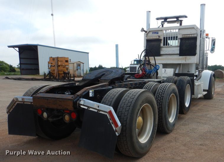 image for item DI0293 2010 Peterbilt 367  semi truck