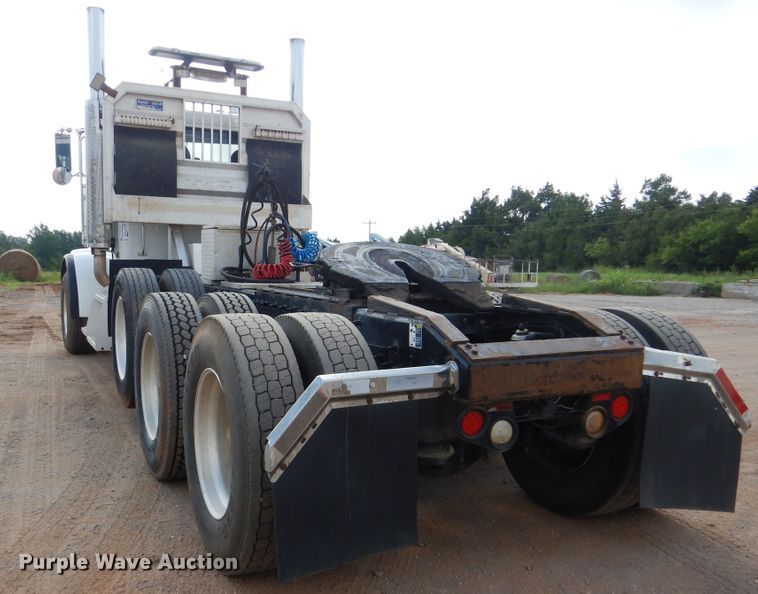 image for item DI0293 2010 Peterbilt 367  semi truck