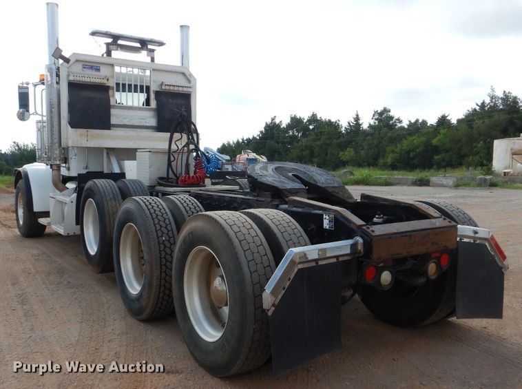 image for item DI0293 2010 Peterbilt 367  semi truck