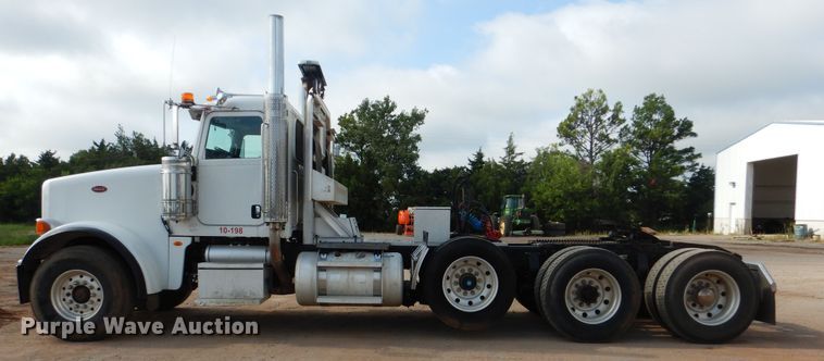 image for item DI0293 2010 Peterbilt 367  semi truck