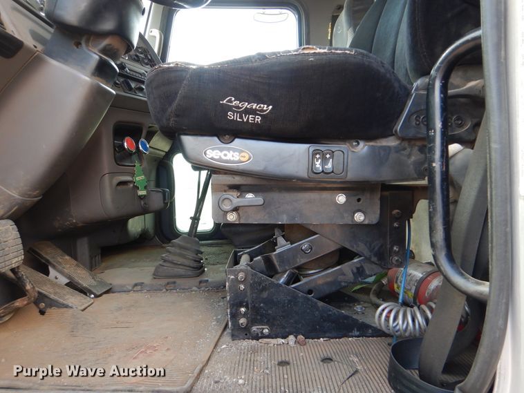 image for item DI0293 2010 Peterbilt 367  semi truck