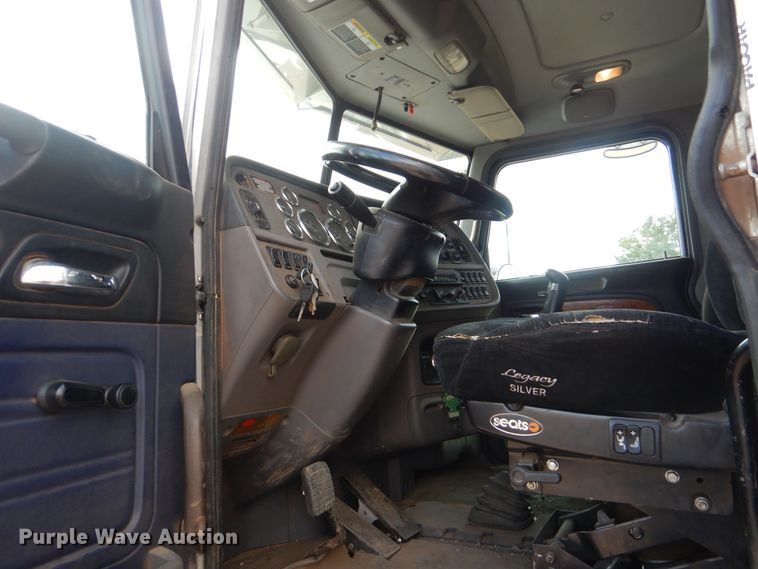 image for item DI0293 2010 Peterbilt 367  semi truck