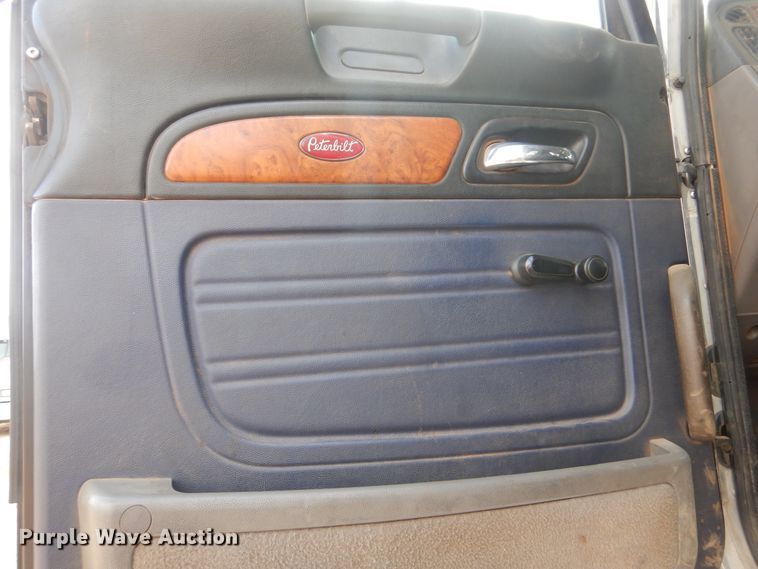 image for item DI0293 2010 Peterbilt 367  semi truck