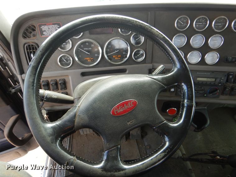 image for item DI0293 2010 Peterbilt 367  semi truck