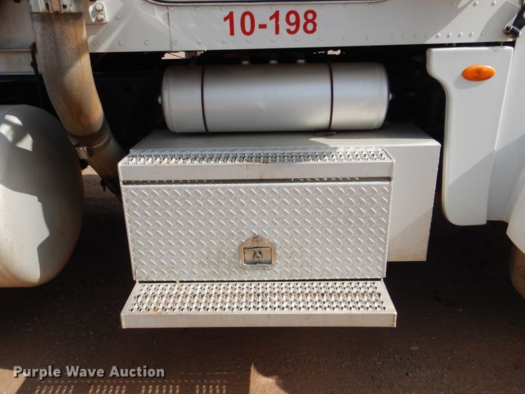 image for item DI0293 2010 Peterbilt 367  semi truck