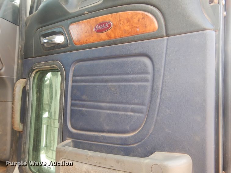 image for item DI0293 2010 Peterbilt 367  semi truck