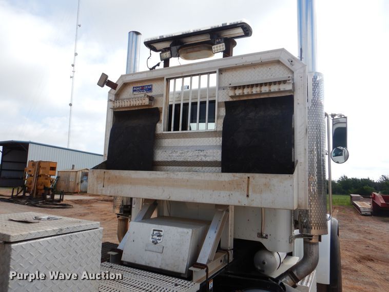 image for item DI0293 2010 Peterbilt 367  semi truck