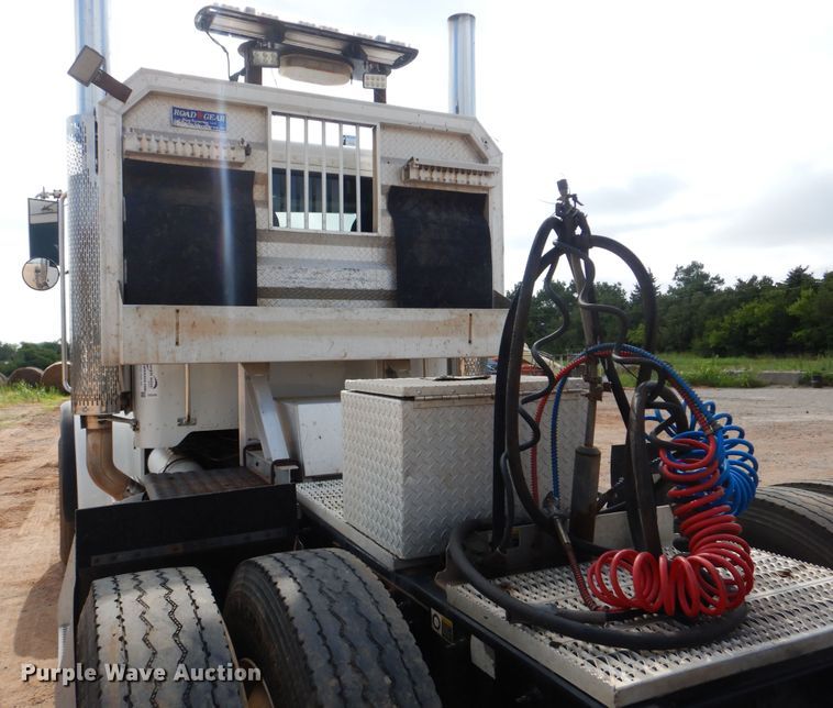 image for item DI0293 2010 Peterbilt 367  semi truck