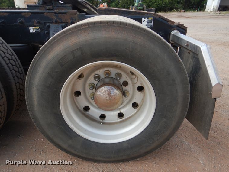 image for item DI0293 2010 Peterbilt 367  semi truck