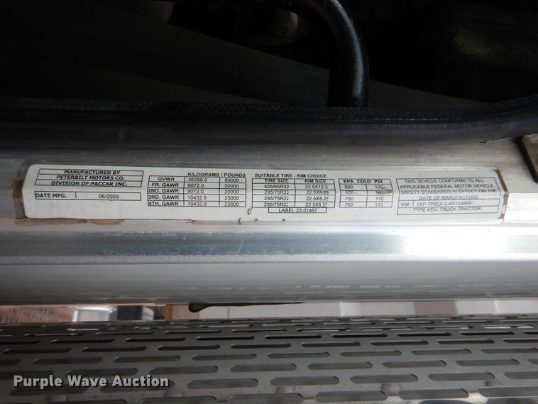 image for item DI0293 2010 Peterbilt 367  semi truck