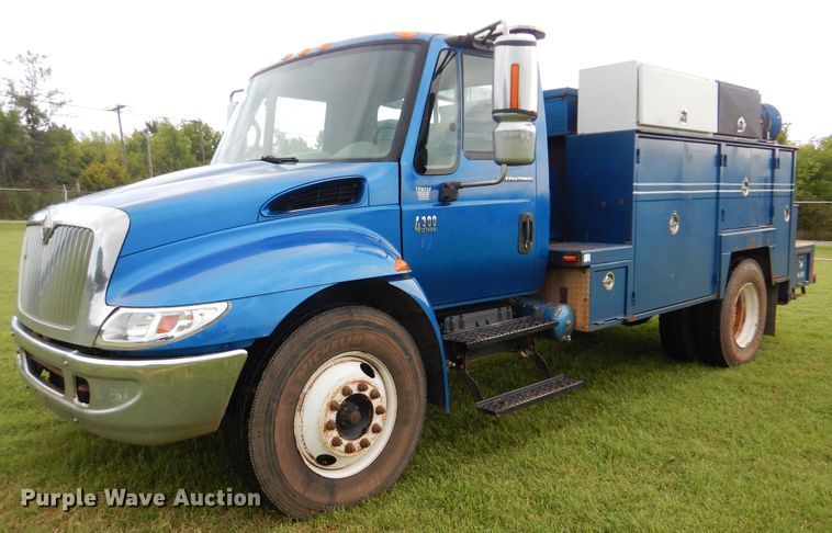 image for item DI0330 2007 International 4300  utility truck with crane