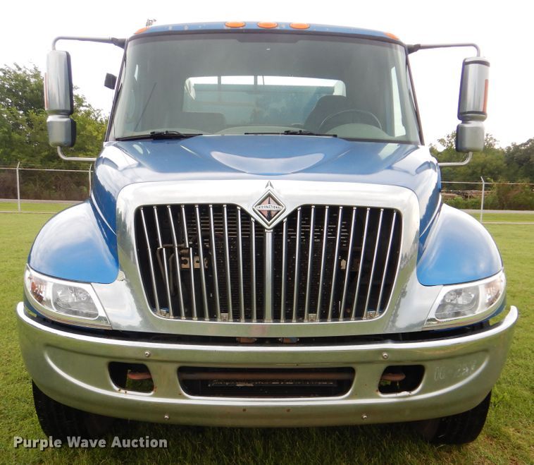 image for item DI0330 2007 International 4300  utility truck with crane