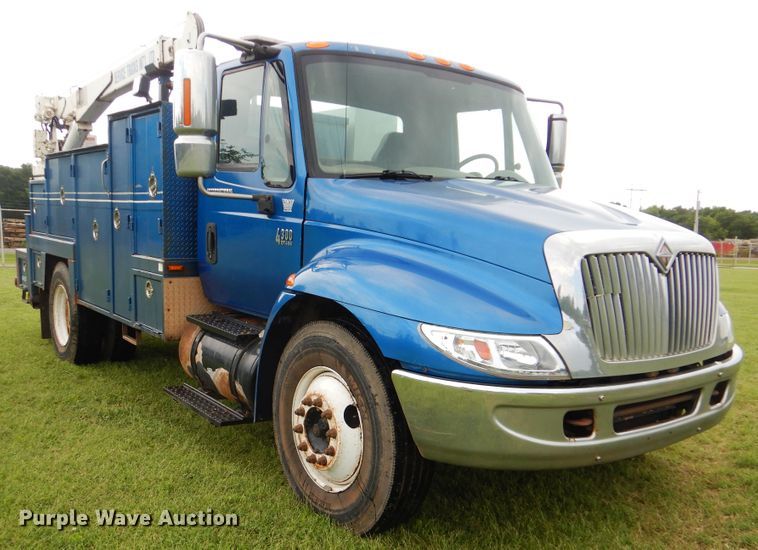 image for item DI0330 2007 International 4300  utility truck with crane