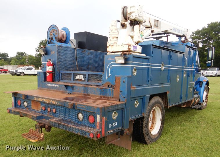 image for item DI0330 2007 International 4300  utility truck with crane