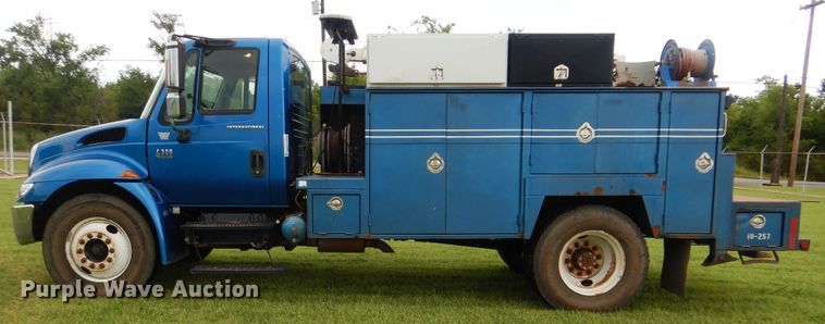 image for item DI0330 2007 International 4300  utility truck with crane