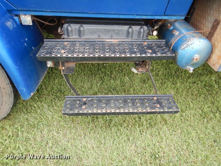 image for item DI0330 2007 International 4300  utility truck with crane