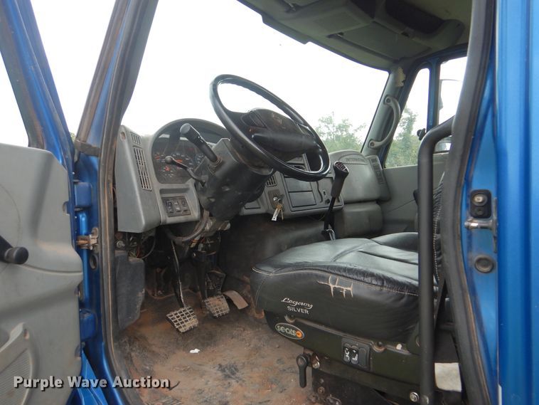 image for item DI0330 2007 International 4300  utility truck with crane