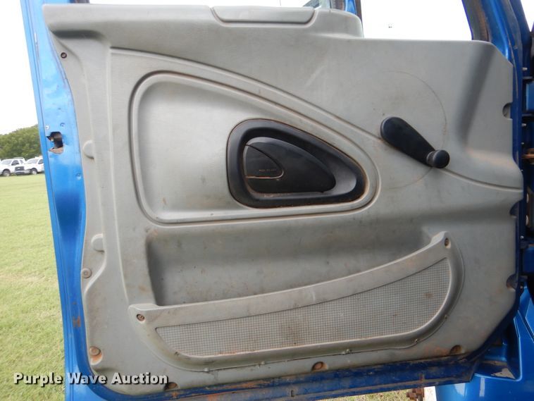 image for item DI0330 2007 International 4300  utility truck with crane