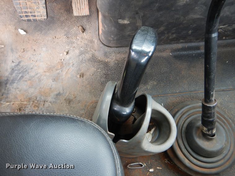 image for item DI0330 2007 International 4300  utility truck with crane