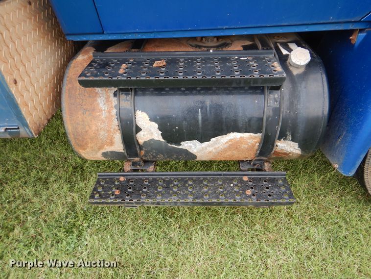 image for item DI0330 2007 International 4300  utility truck with crane