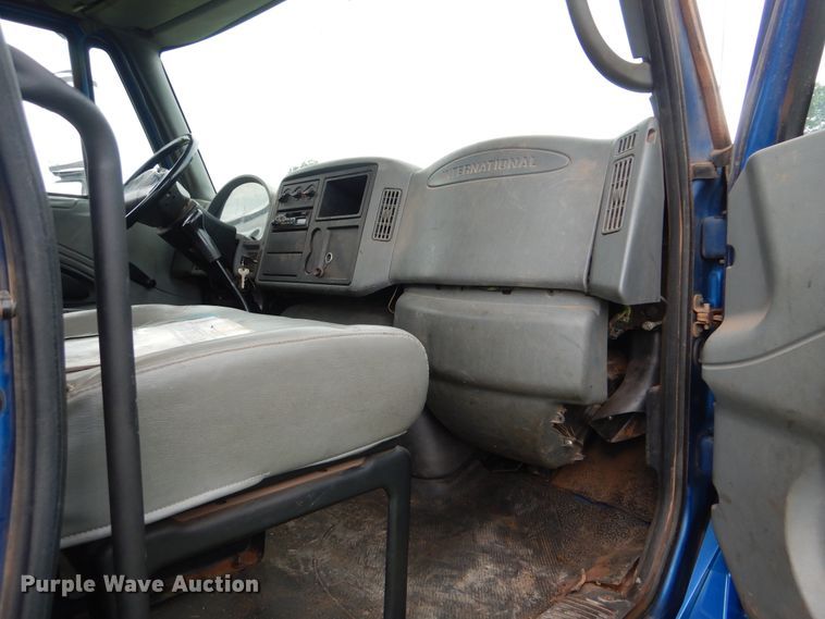 image for item DI0330 2007 International 4300  utility truck with crane