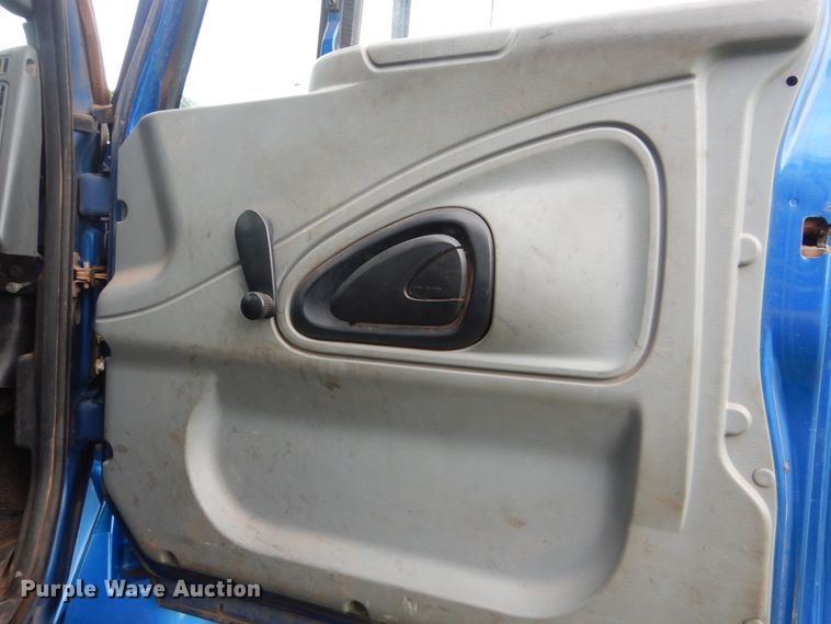 image for item DI0330 2007 International 4300  utility truck with crane