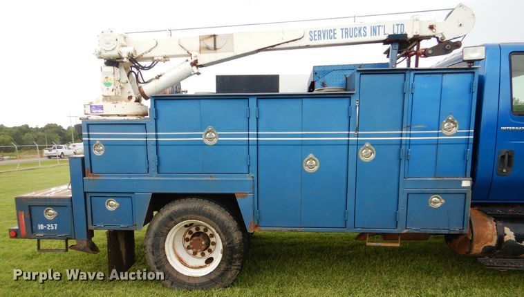 image for item DI0330 2007 International 4300  utility truck with crane